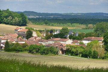 Fototapeta na wymiar Le village de Champagne