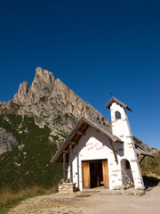 Fototapeta na wymiar Kapelle am Falzaregopass - Dolomiten - Alpen