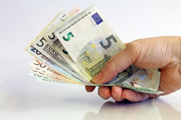 Das Geld in die Hand nehmen