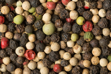 Schwarzer, Weißer, Roter und Grüner Pfeffer