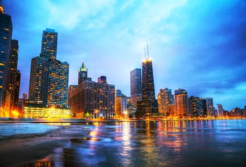 Rolgordijnen Downtown Chicago, IL bij zonsondergang © andreykr