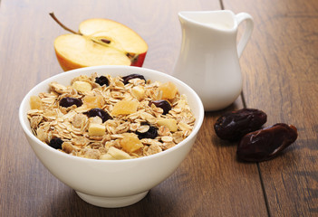 muesli with raisins and figs apples