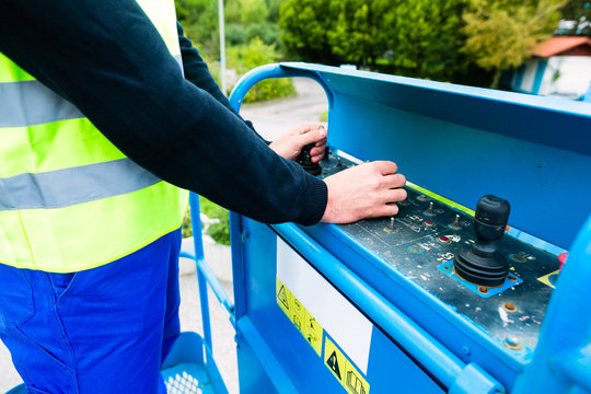 Kranfahrer f&auml;hrt Hebeb&uuml;hne &uuml;ber Schaltpult