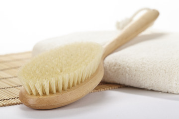 Wellness - Massagebürste mit Handtuch