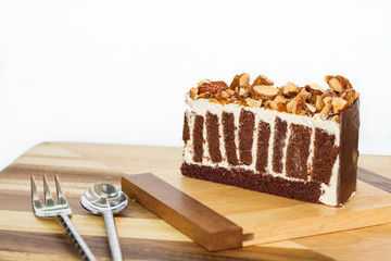 crispy almond chocolate cake