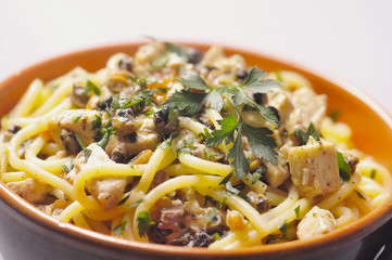 spaghettoni freschi con pesce spada e patelle