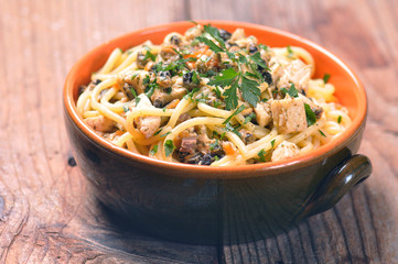 spaghettoni freschi con pesce spada e patelle