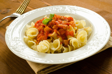 Giglia di semola con pomodoro e peperoni, cucina italiana
