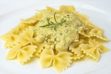 Farfale mit Kräutersauce