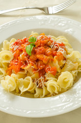 Gigli di semola con pomodoro e peperoni, cucina italiana