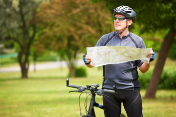 Naklejka premium Biker with map