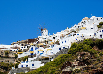 Fototapeta premium Traditional architecture of Oia village on Santorini island, Gre