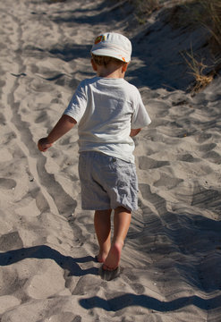 Kleiner Junge am Strand