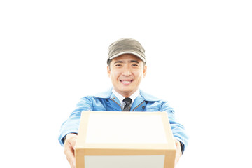 荷物を運ぶ笑顔の男性