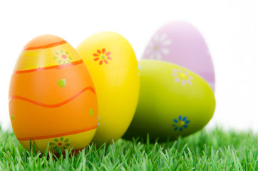 ostereier auf wiese isoliert