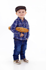petit garçon avec une baguette de pain dans les mains