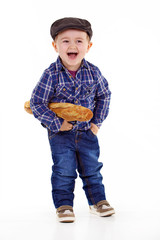 petit garçon avec une baguette de pain dans les mains