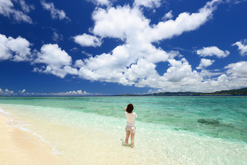 南国沖縄のビーチで寛ぐ女性
