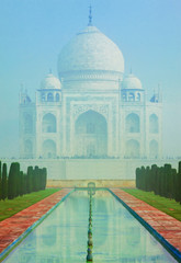 Obraz premium Taj Mahal in India on misty morning