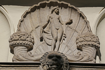 Relief an einer Hausfassade in M&uuml;nchen: Venus in der Muschel