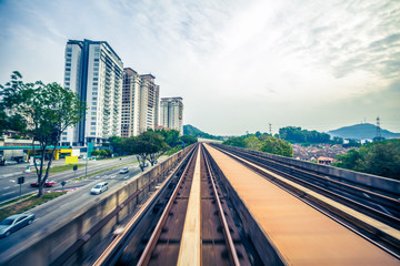 Obraz na płótnie Canvas Sky Train przez centrum miasta w Kuala Lumpur