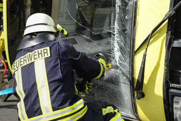Feuerwehrmann sägt eine Scheibe heraus
