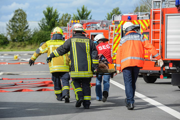 Feuerwehr trägt verletzte Person