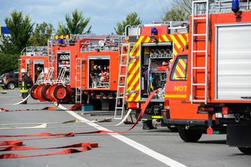 Feuerwehrfahrzeuge stehen in einer Reihe an einer Einsatzstelle