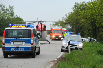 Rettungskräfte an einer Unfallstelle