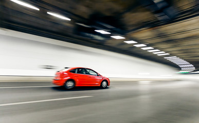 Obraz na płótnie Canvas Wnętrze tunelu z samochodem miejskim, motion blur