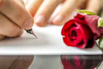 Obraz premium Man writing a letter to his sweetheart