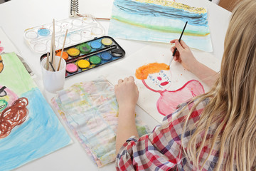 fillette peignant à l'aquarelle