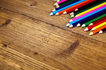 Obraz premium Set of color pencils on old wooden