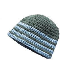 gehäkelte Mütze in grau mit blauen Streifen