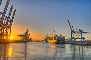 Hamburger Hafen in der Abendsonne