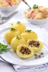 Kartoffelknödel mit Hackfleischfüllung, dazu Speckkraut