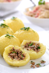 Kartoffelknödel mit Hackfleisch gefüllt, dazu Speckkraut
