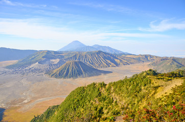 Fototapeta premium Wulkan Bromo o wschodzie słońca, Park Narodowy Tengger Semeru, Jawa Wschodnia