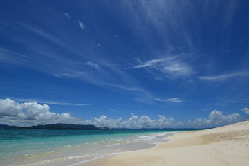 南国沖縄の綺麗な珊瑚の海と夏空