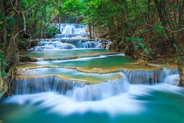 Wasserfall im tiefen Wald in Kanchanaburi, Thailand