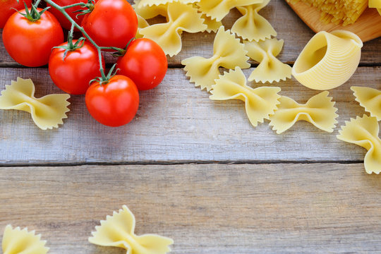 farfalle pasta and tomatoes