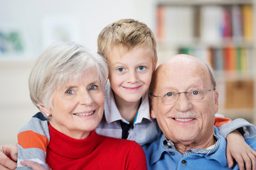 glücklicher junge umarmt oma und opa