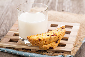 Cornmeal biscotti with milk