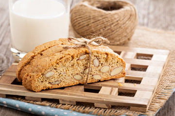 Wholewheat biscotti with milk