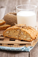 Wholewheat biscotti with milk