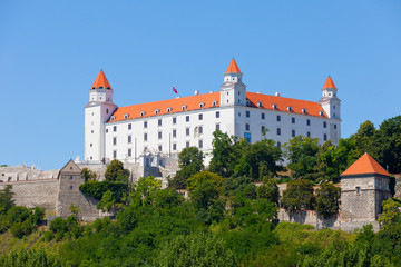 Fototapeta na wymiar Średniowieczny zamek na wzgórzu na tle nieba, Bratysława, Słowacja