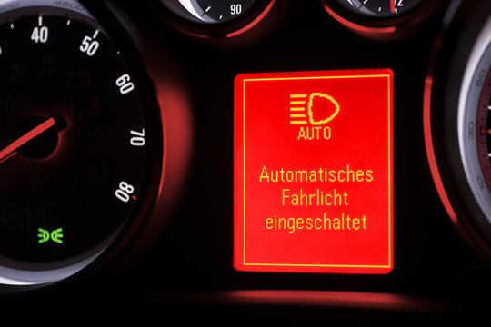 Info auf Display: Automatisches Fahrlicht eingeschaltet