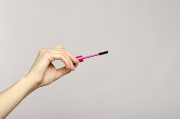 Close up on a woman hand holding a make up brush