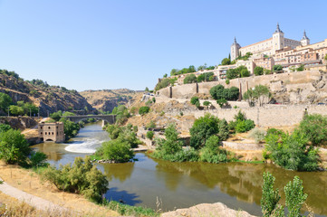 Fototapeta na wymiar The Alcázar and the Tagus river in the historic city of Toledo i