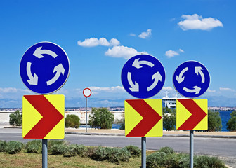 Schild im Kreisverkehr